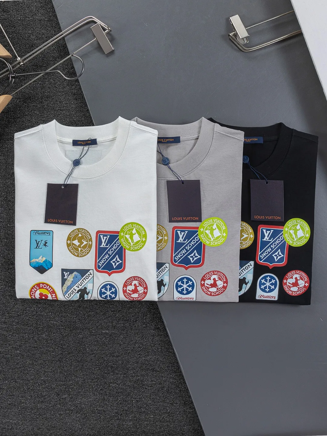 🅿️190 Louis Vuitton 1V LV micro-wide version S-XL LV 26ss New product counters are on the shelves at the same time Multi-process digital direct printing Various travel patches on the chest Micro-stamp printing Round-neck short-sleeved T-shirts, the same style for men and women! Consigned to one-to-one creation. Synchronized with the official website, pure cotton fabrics at the counter! It is close to the skin and comfortable, durable and easy to wear. It has a classic and simple logo design and meticulous original craftsmanship. Short-sleeves, a must-have item for men, do not appear to be the same for the general public, but must be unique and eye-catching. This LV short-sleeve is all about quality, comfort, the same shape and fashion as always, including fabrics and cutting techniques. All of them have been made with great effort! 320 grams of washed pure cotton fabric, pure cotton is breathable, very refreshing and comfortable for daily wear. The rib knitting on the neckline is smooth and tight, and the neckline will not be skewed if you toss it at will. The loose version, you will find that it looks really good on the upper body. The overall is minimalist and neat, super versatile for daily use! Pair it casually with a pair of pants for a youthful look. A T-shirt will make your outfit crazy. It is a fashionable item that can never go wrong! Color: Black White Gray Size: S-XL Size chart: S: Shoulder width 50-Bust 56-Length 70 M: Shoulder width 52-Bust 57-Length 72 L: Shoulder width 54-Bust 59-Length 74 XL: Shoulder width 56-Bust 62-Length 76